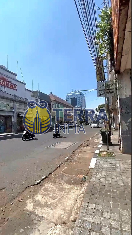 Foto properti Ruko HARGA BAWAH NJOP HOT ITEM – FOR SALE Tanah & Bangunan Asia Afrika, Bandung Main Road / Jalan Utama LT 878 m² SHM Rp 23 Juta/m² (NEGO) Lokasi strategis, cocok untuk usaha, kantor, hotel, showroom, atau investasi.