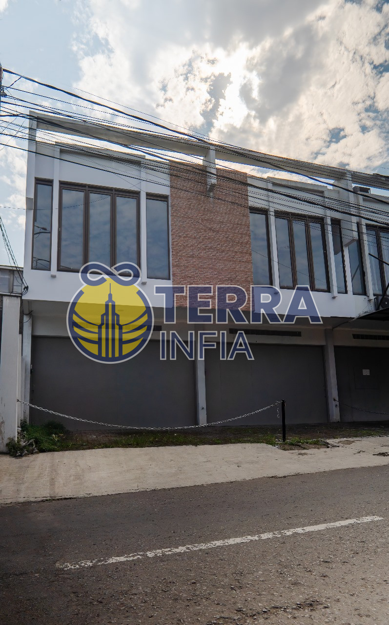 Foto properti Dijual Ruko di 🏡 FOR SALE – RUKO GUNUNG BATU 💰 1,7M (nego) | SHM (SEMI FURNISHED) 📐 LT 83 m² | LB 145 m² | Hadap Barat ✨ 2+1 KM 👷‍♀️ 1 kamar pembantu 🚗 Carport 8-10 🛋️ AC | CCTV ⚡ 2200W | 💧 Sumur + PDAM 🔒 Lingkungan aman, Kota Bandung